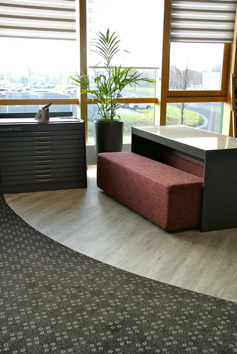Wohnliche Lounge mit Designboden und Stoffen