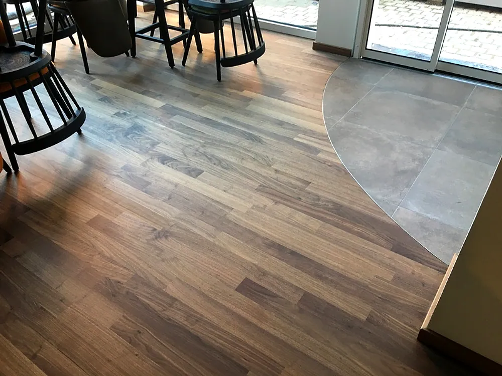 Designboden in Nussbaum-Optik in einem Restaurant